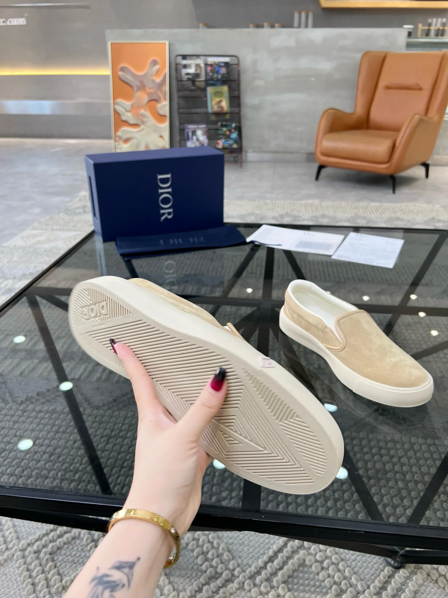 Factory price: 380💰D 🔍Top purchasing agent🇮🇹 Dior's super popular sneakers, popular sneakers, new products are synchronized with the counters. The uppers are imported cowhide from Italy. It is perfectly reproduced with complex craftsmanship that is a must-have for fashionistas. Imported soft water-dyed cowhide lining and foot pads Sole: The original sole is specially provided by the original factory, the exclusive movable molded sole is super comfortable, the original factory follows the order, 🔍🔍high quality, you can enter and exit the counter at will, welcome to compare, the code number is 39-44 (38 45 can be ordered)